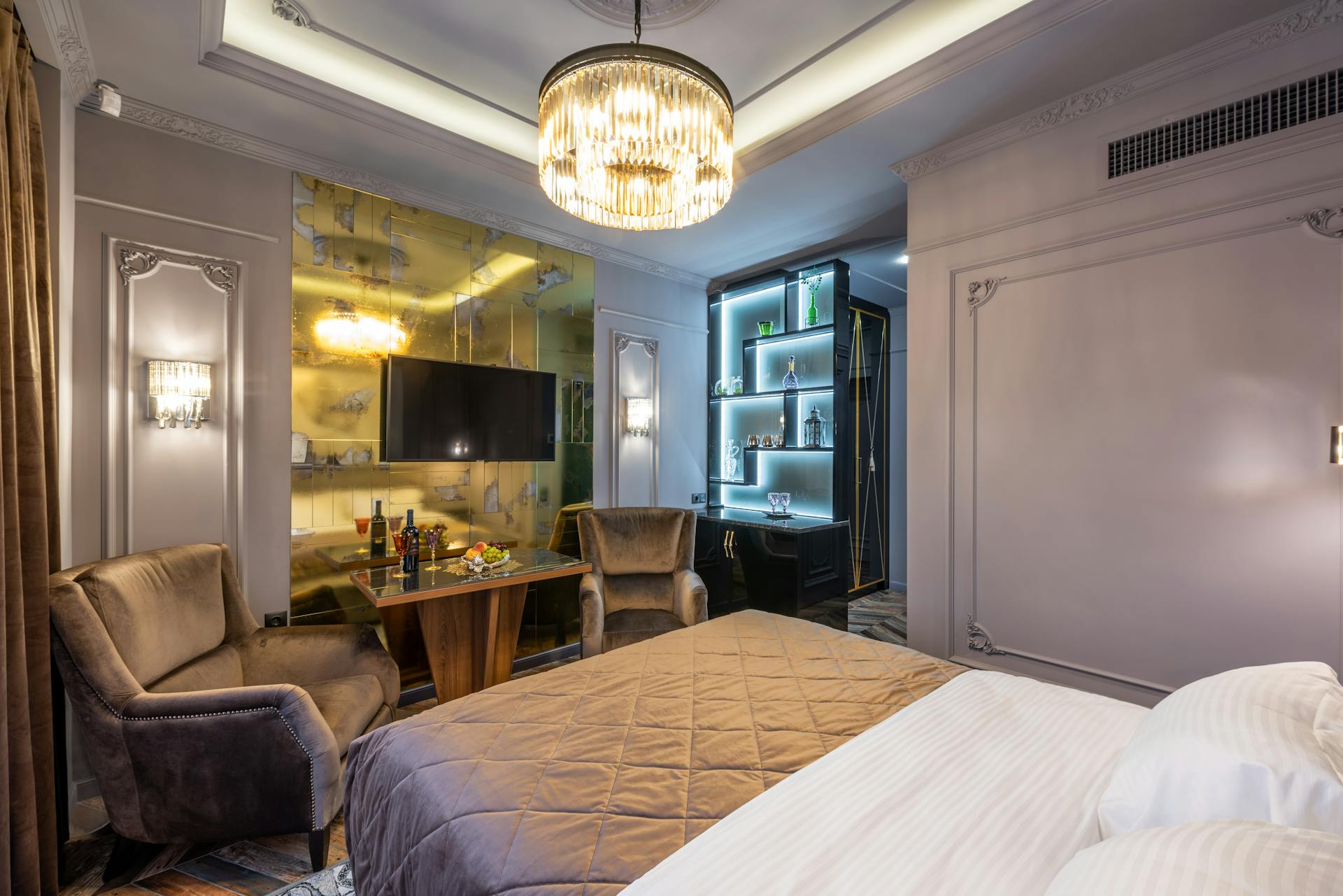 Carlyle Suite — king bed, chandelier, Art Deco details