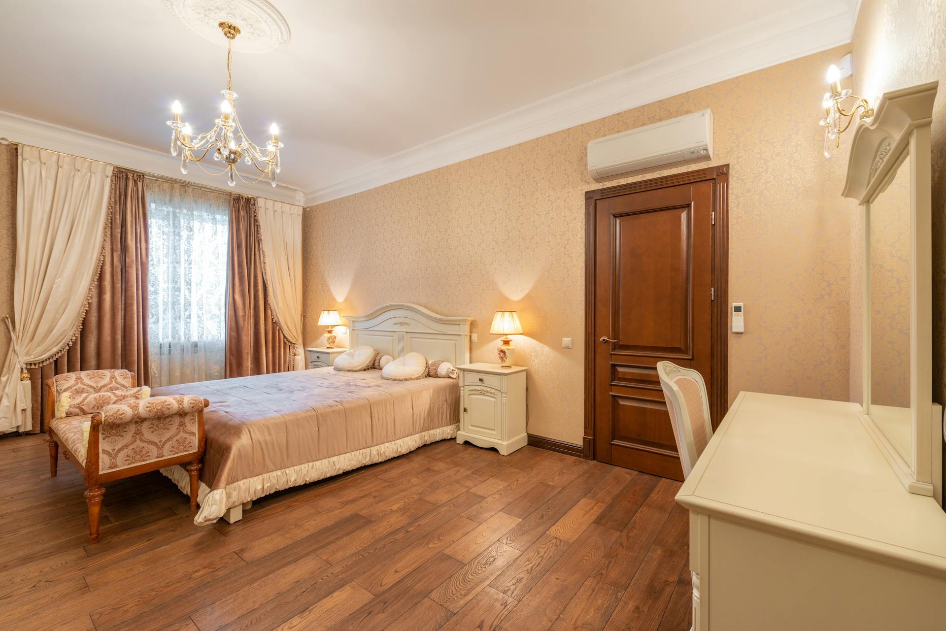 Ocean Drive King — corner room with window, ivory linens, palm view